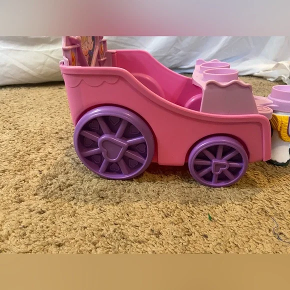 Fisher Price Little People Royal Wedding Carriage - Picture 3 of 13